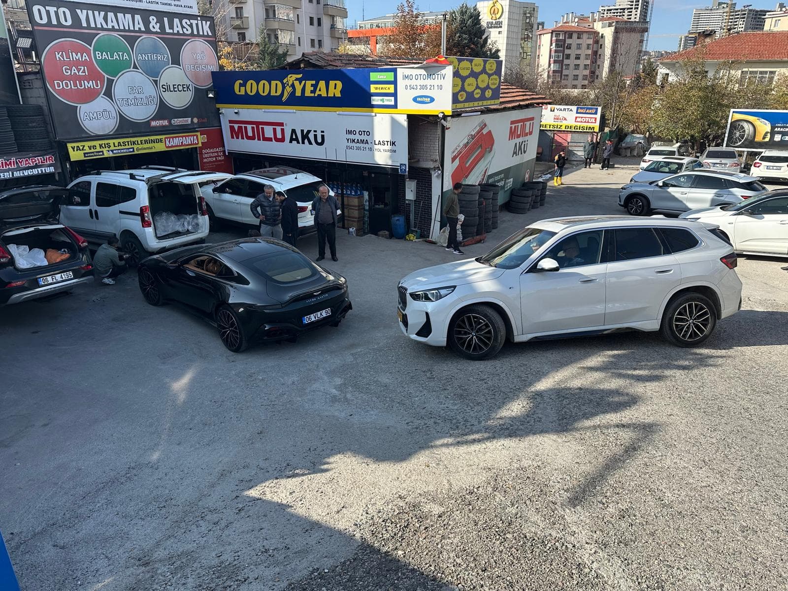 Servis alanımız ve müşteri araçları